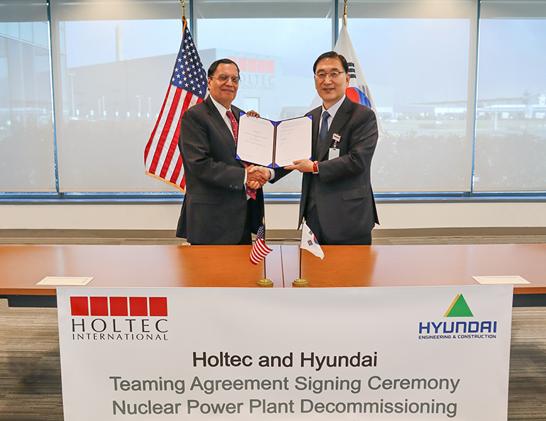 원전해체 협력계약 체결 사진. (왼쪽부터) 홀텍社 크리스 싱 CEO, 현대건설 윤영준 대표이사 사장이 사업 협력 계약(Teaming Agreement) 서명을 하고 있습니다.